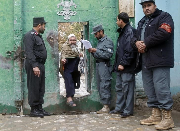 © Reuters. حصري-أفغانستان تسارع بنقل سجناء من هلمند خشية تحريرهم