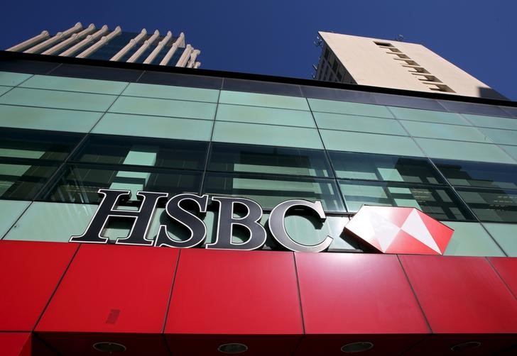 © Reuters. HSBC logo is seen above a branch of the bank in the Sao Paulo financial centre, Brazil