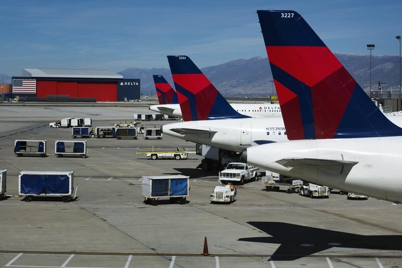 © Reuters. Delta planes line up at their gates while on the tarmac of Salt Lake City International Airport in Utah