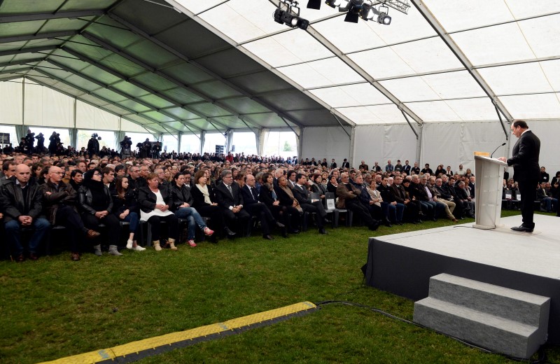 © Reuters. HOMMAGE AUX VICTIMES DE L'ACCIDENT EN GIRONDE