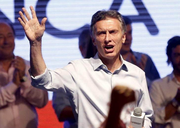 © Reuters. Macri, presidential candidate of Cambiemos (Let's Change) coalition waves to his supporters after election in Buenos Aires