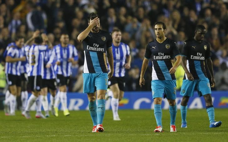 © Reuters. Olivier Giroud e Mathieu Flamini, do Arsenal, lamentam terceiro gol do Sheffield