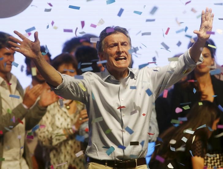 © Reuters. Macri acena a simpatizantes após eleição na Argentina