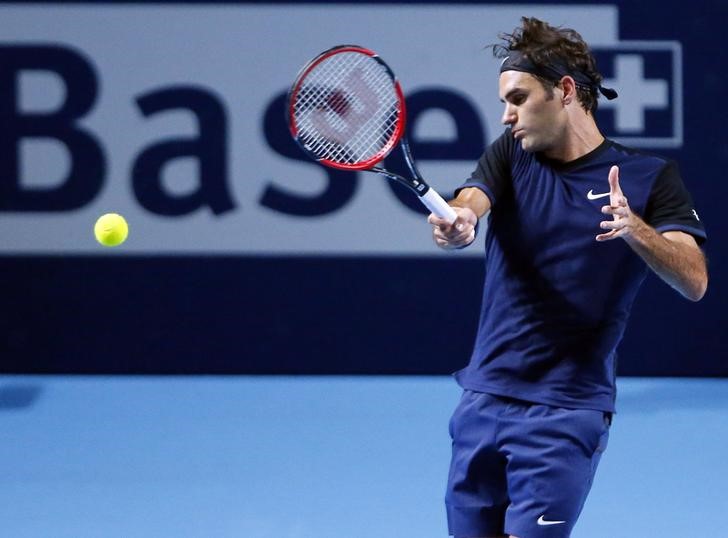 © Reuters. Tenista suíço Roger Federer durante partida contra Mikhail Kukushkin