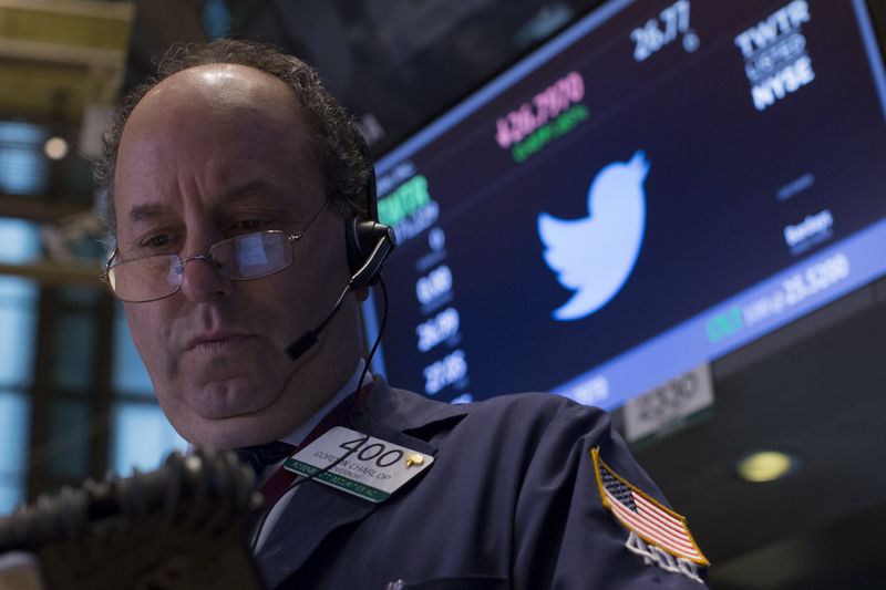 © Reuters. Un operador trabaja cerca del puesto donde se negocian las acciones de Twitter en la Bolsa de Nueva York (Imagen de archivo)