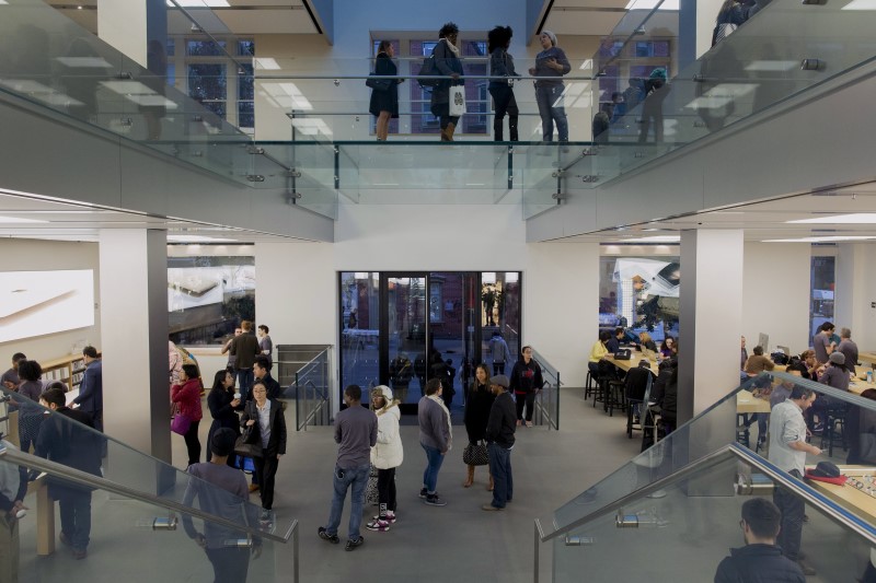 © Reuters. Customers shop at the SoHo Apple Store in New York