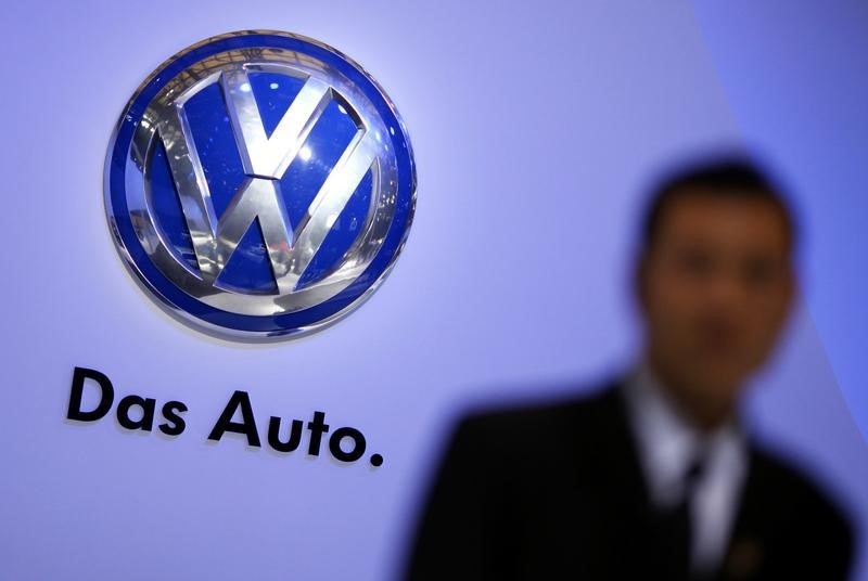 © Reuters. A security guard stand next to a Volkswagen logo at the stage of the company prior to the opening of the 15th Shanghai International Automobile Industry Exhibition