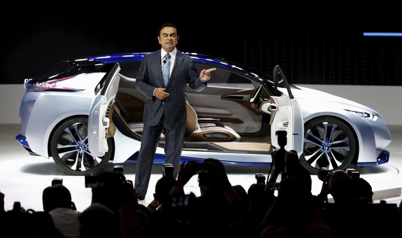 © Reuters. Ghosn, CEO of the Renault-Nissan Alliance speaks in front of Nissan IDS concept car during a presentation at the 44th Tokyo Motor Show in Tokyo