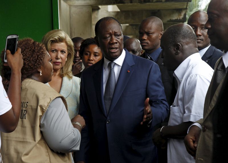 © Reuters. Ivory Coast's President Alassane Ouattara of the RHDP party talks after casting his vote at a polling station during a presidential election in Abidjan