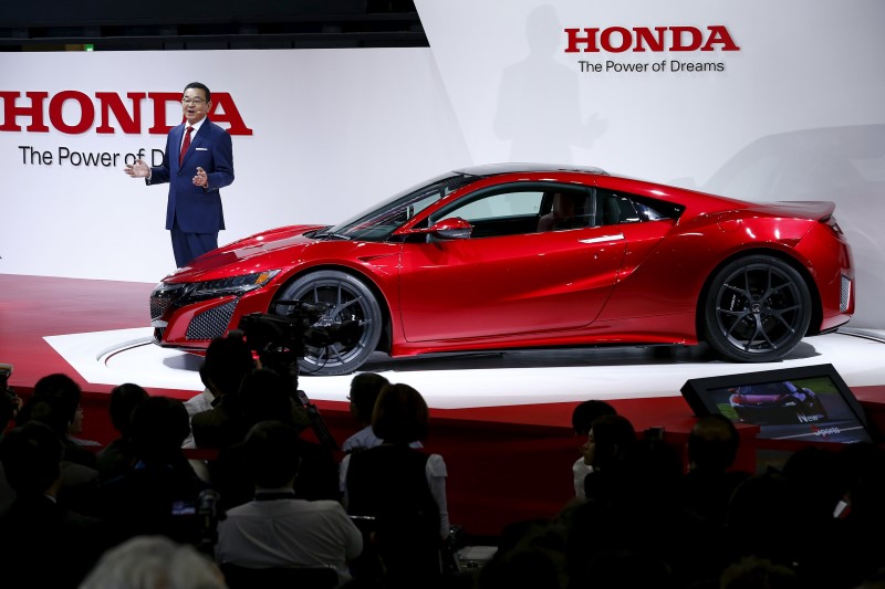 © Reuters. Honda Motor Co President and CEO Takahiro Hachigo presents the new Honda NSX sports car at the 44th Tokyo Motor Show in Tokyo