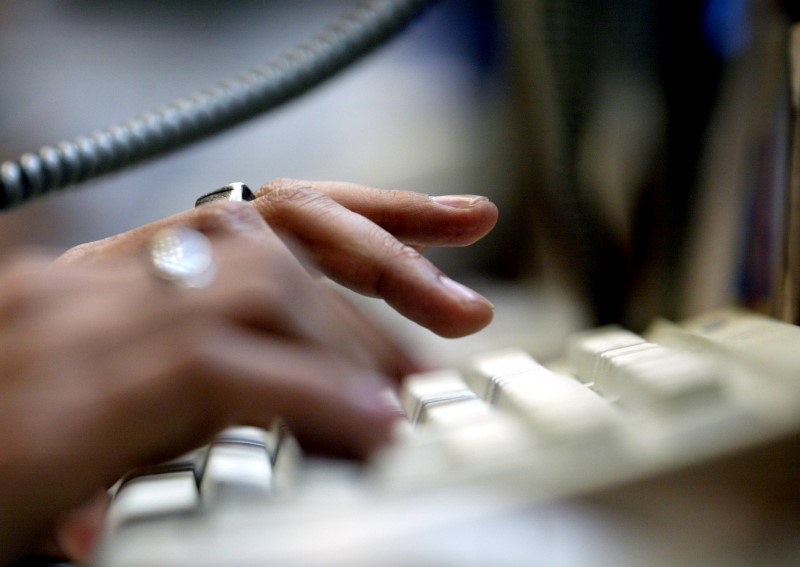 © Reuters. PLUS DE PRÉCARITÉ DE L'EMPLOI CHEZ LES FEMMES ET LES JEUNES 