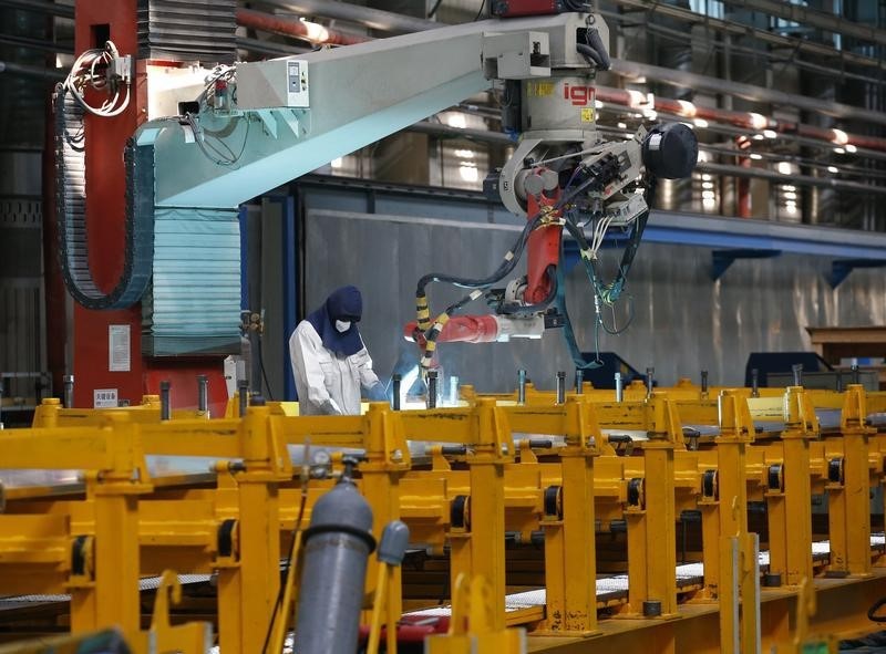 © Reuters. An employee works on a production line of parts for CRH380B, a high speed train model, at China CNR's Tangshan Railway Vehicle's factory in Tangshan