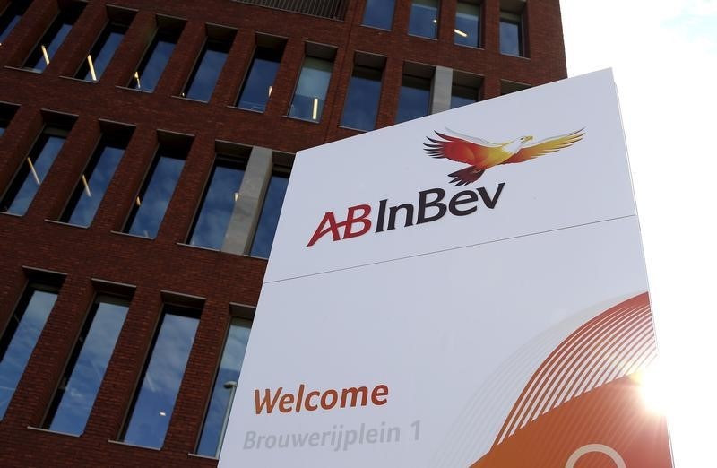 © Reuters. The logo of Anheuser-Busch InBev is pictured outside the brewer's headquarters in Leuven