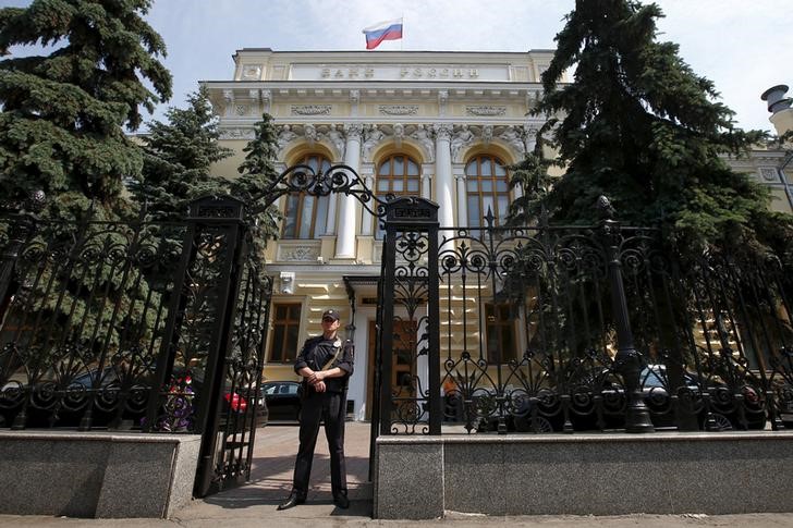 © Reuters. Полицейский у входа в Банк России в Москве 