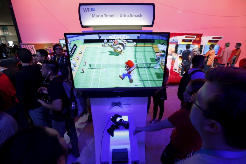 © Reuters. People play "Mario Tennis: Ultra Smash" Wii video game at the Nintendo booth at the Electronic Entertainment Expo, or E3, in Los Angeles