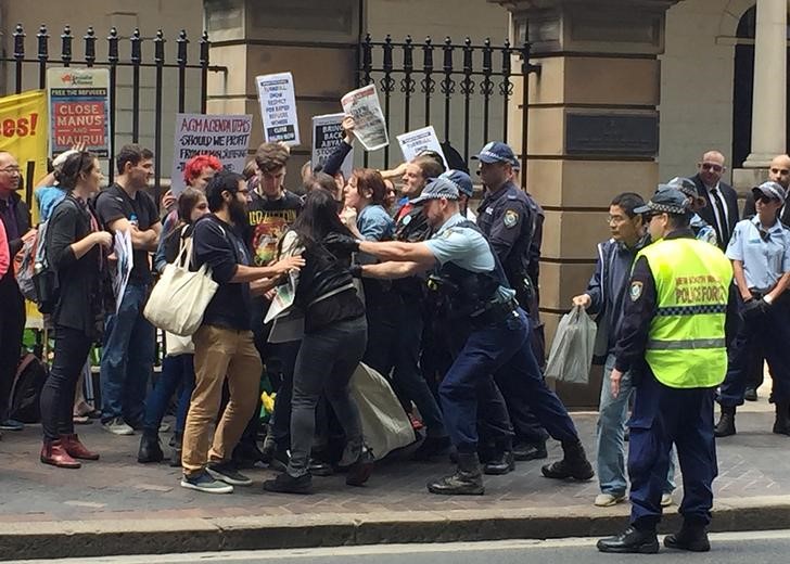 © Reuters. Police scuffle with protestors outside the site of the annual general meeting of Transfield Services in Sydney