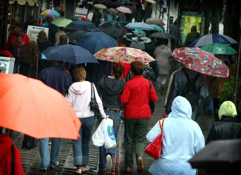 © Reuters. Consumatori in strada a Stoccarda, nel sud della Germania