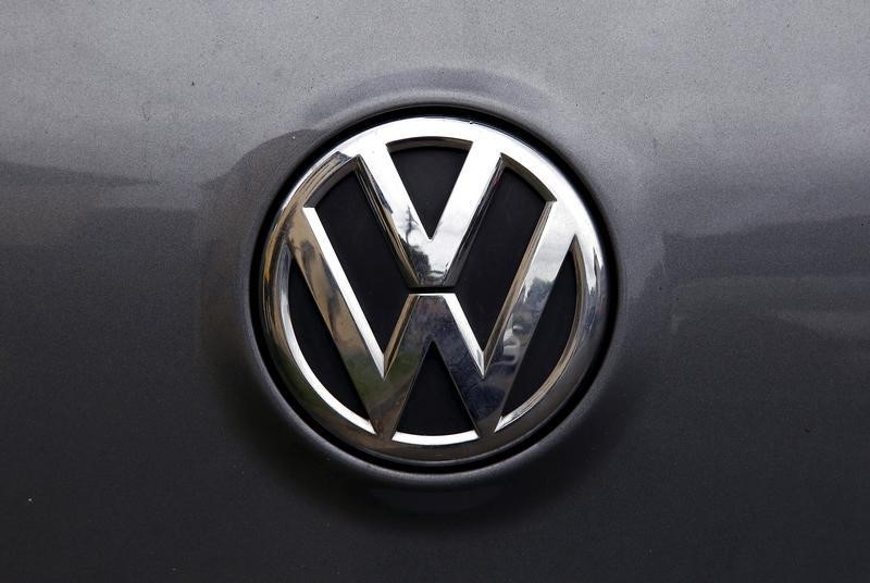 © Reuters. Il logo di Volkswagen su un'auto a Sydney, Australia