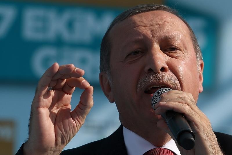 © Reuters. الشرطة التركية تداهم مكاتب شركة إعلامية على صلة بخصم إردوغان