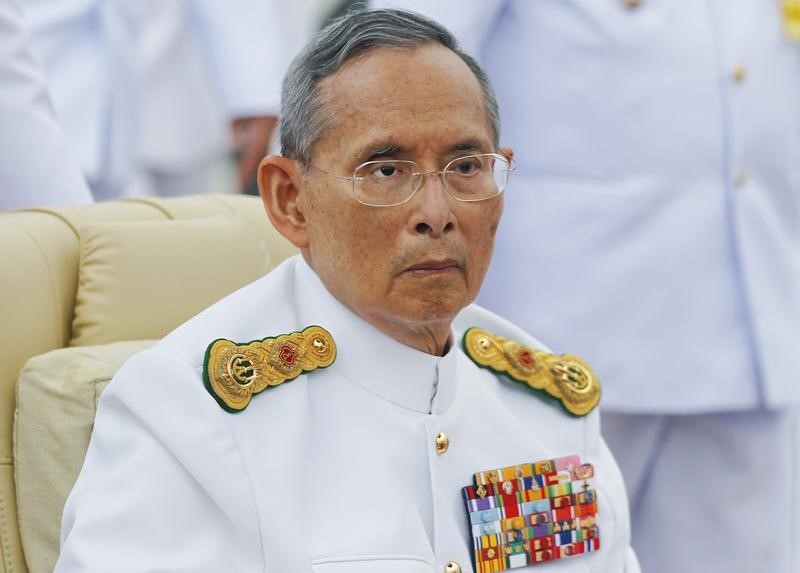 © Reuters. سيارات وأسلحة وساعات ضمن مضبوطات تحقيق بشأن الاساءة للملكية في تايلاند