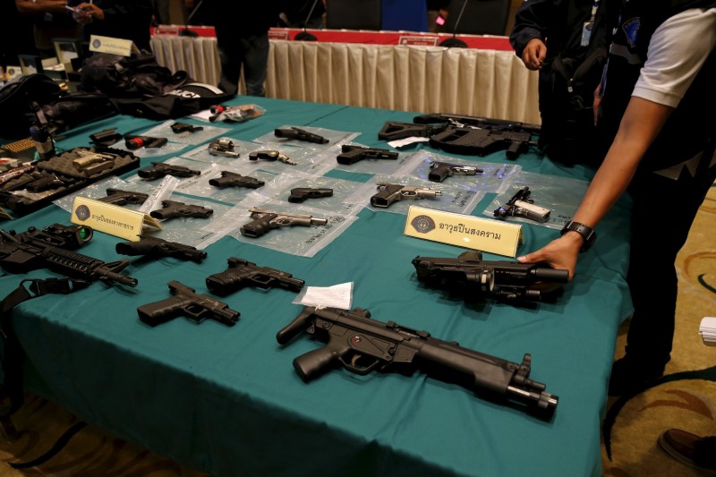 © Reuters. Confiscated weapons are displayed on a table during a news conference at Royal Thai Police headquarters in Bangkok