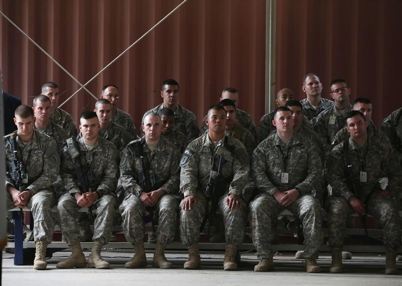 © Reuters. Militares norte-americanos no aeroporto internacional de Bagdá, no Iraque