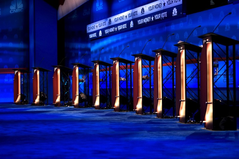 © Reuters. Pódios para debate de candidatos republicanos à presidência dos EUA, em Boulder, Colorado