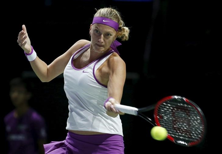 © Reuters. La checa Kvitova vence a su compatriota Safarova y entra en carrera en Masters de WTA