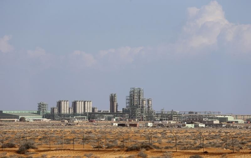 © Reuters. الدولة الاسلامية خطر على قطاع النفط المتعثر في ليبيا