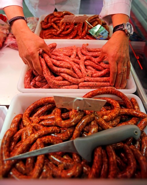© Reuters. كاليفورنيا تبحث ادراج اللحوم المصنعة على قائمة مواد قد تسبب الأورام