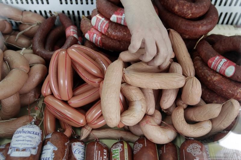 © Reuters. جنوب افريقيا تنتقد تقريرا لمنظمة الصحة بشأن اللحوم المصنعة