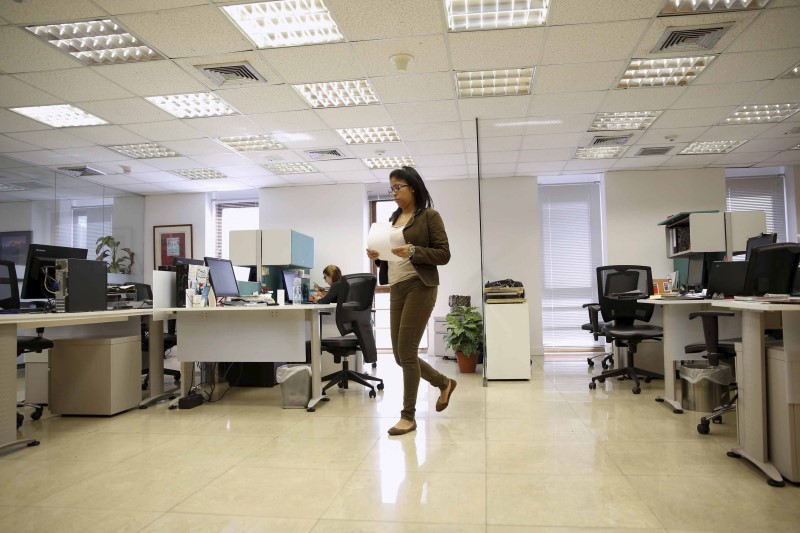 © Reuters. PLAFONNEMENT DU NOMBRE DE STAGIAIRES EN ENTREPRISE