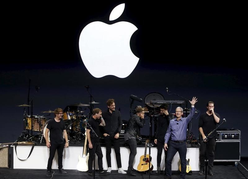 © Reuters. Apple Inc's CEO Tim Cook waves to the audience after One Republic performed at an Apple media event in San Francisco, California