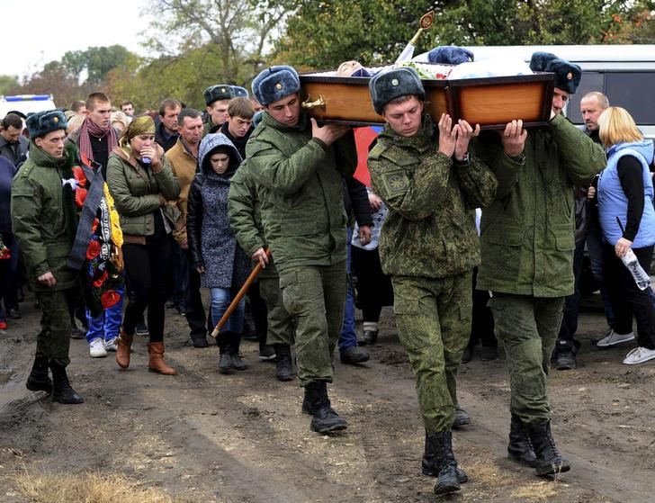 © Reuters. Militares russos carregam caixão de Vadim Kostenko, morto na Síria, em seu vilarejo de Grechnaya Balka