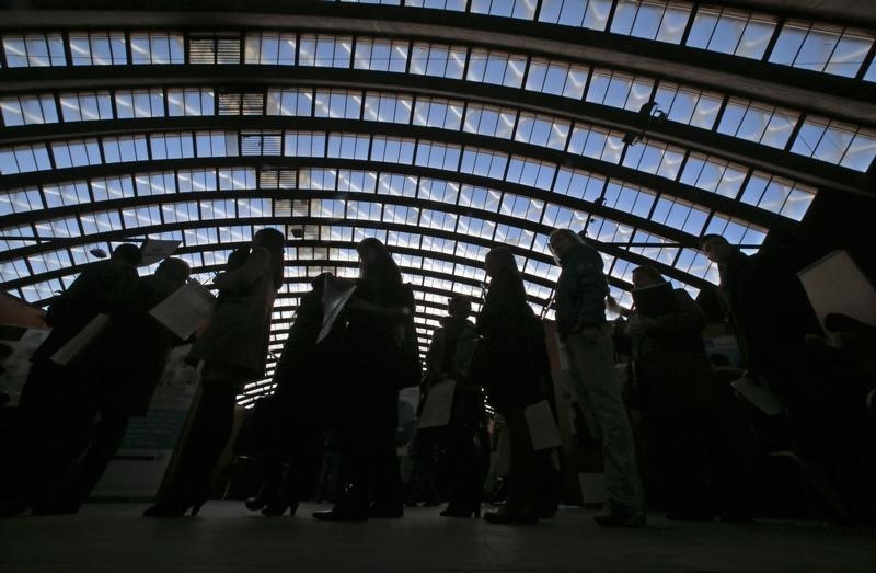 © Reuters. Job seekers line up as they wait for an interview during the 8th job forum dedicated to recruiting in Nice