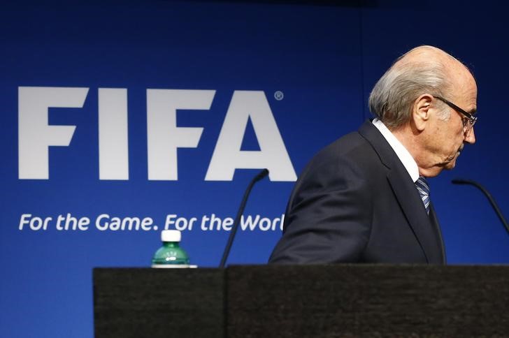 © Reuters. FIFA President Blatter leaves after his statement during a news conference at the FIFA headquarters in Zurich