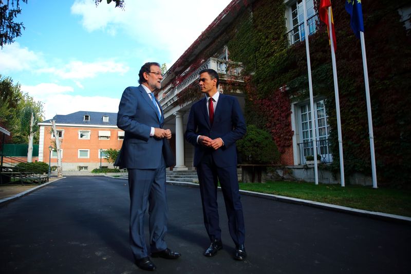 © Reuters. Rajoy y Sánchez acuerdan defender la unidad nacional y la Constitución