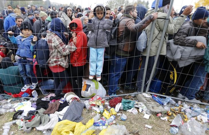 © Reuters. Imigrantes em Sentilj, na Eslovênia, tentam atravessar a fronteira para Áustria