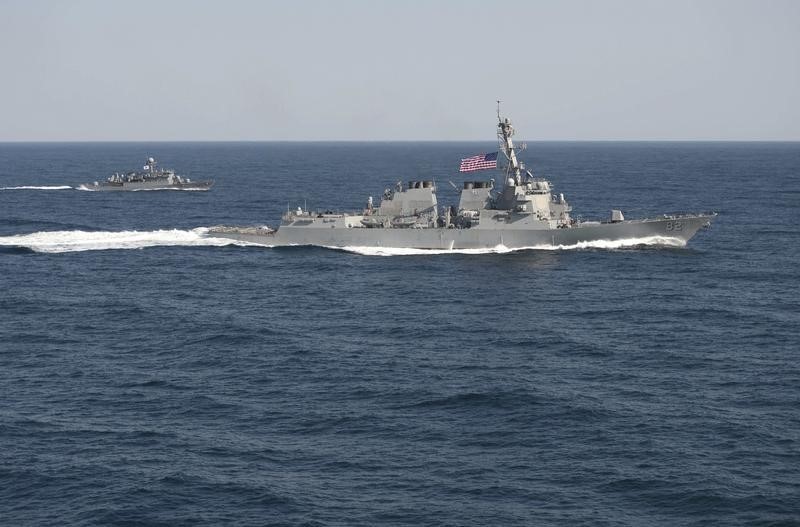 © Reuters. USS Lassen (DDG 82), (R) transits in formation with ROKS Sokcho (PCC 778) during exercise Foal Eagle 2015, in waters east of the Korean Peninsula