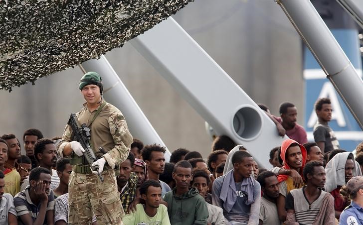 © Reuters. Imigrantes a bordo do navio britânico Enterprise antes de desembarcar em Catania, na Itália