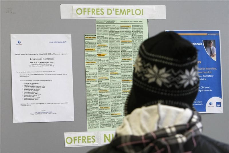 © Reuters. SEPT FRANÇAIS SUR DIX DOUTENT DE L'INVERSION DE LA COURBE DU CHÔMAGE