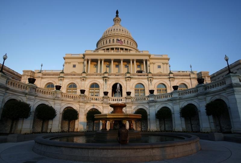 © Reuters. The U.S. Capitol is seen the day before mid-term elections in Washington