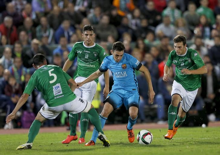 © Reuters. Munir el Haddadi (centro), do Barcelona, em disputa de bola com jogadores do Villanovense