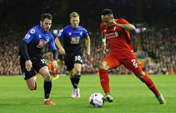 © Reuters. Nathaniel Clyne, do Liverpool, em disputa de bola com jogadores do Bournemouth