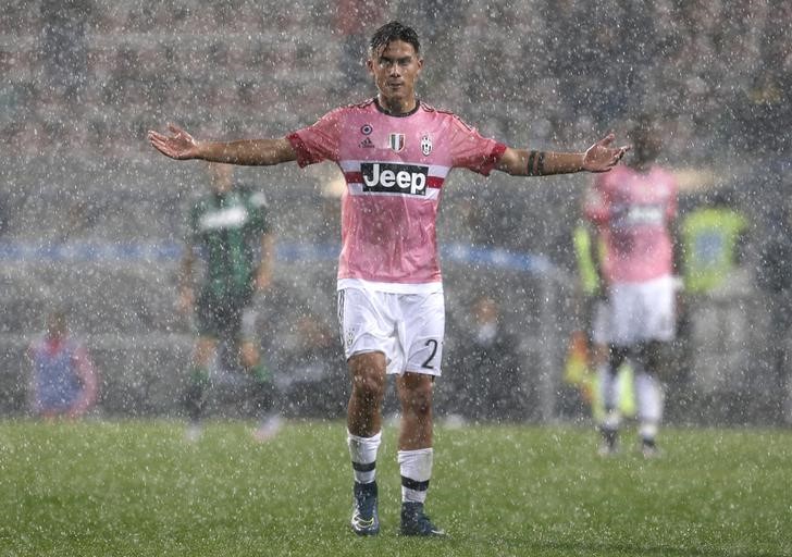 © Reuters. Paulo Dybala, da Juventus, durante forte chuva no jogo contra o Sassuolo