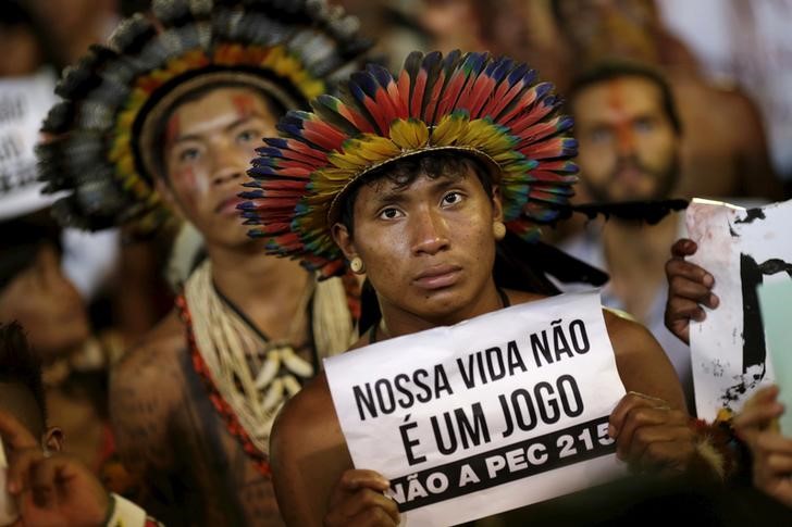 © Reuters. Índios de várias tribos protestam durante Jogos Indígenas