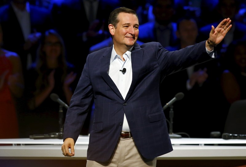 © Reuters. U.S. Republican presidential candidate Senator Ted Cruz is introduced at the North Texas Presidential Forum in Plano, Texas