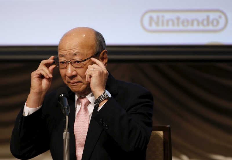 © Reuters. Nintendo Co Chief Executive Kimishima adjusts his glasses during a news conference in Tokyo