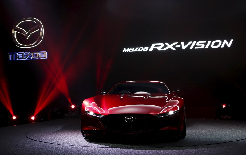 © Reuters. Mazda Motor Corp's RX-Vision is revealed during a presentation at the 44th Tokyo Motor Show