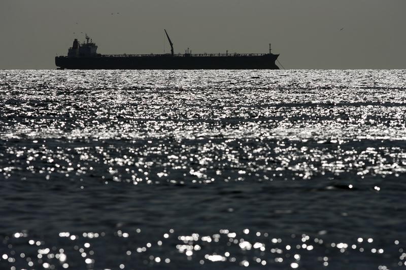 © Reuters. Нефтяной танкер на озере Маракайбо в Венесуэле 